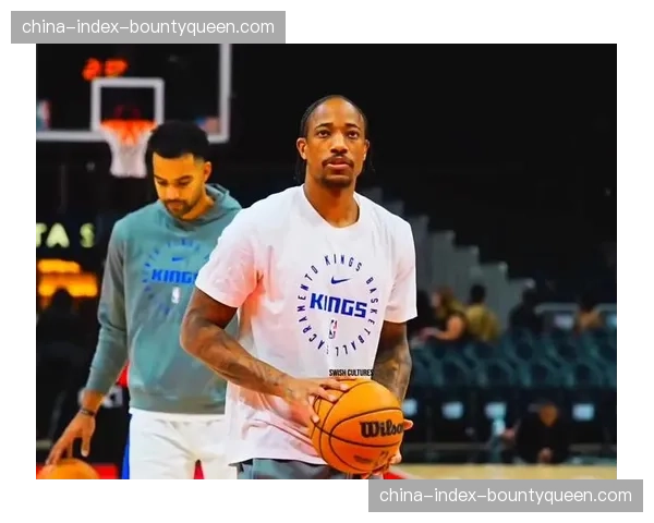 特写:德罗赞中投绝杀后,与女儿在球场中央庆祝