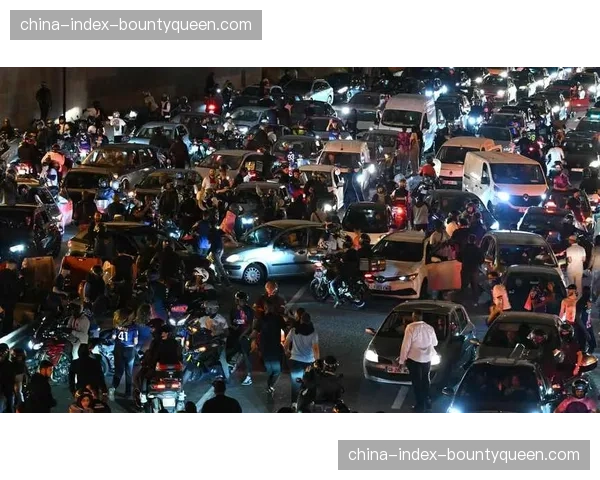 欧冠奖杯巡展抵达巴黎,引发球迷排队参观热潮 欧冠奖杯巡展抵达巴黎,引发球迷排队参观热潮